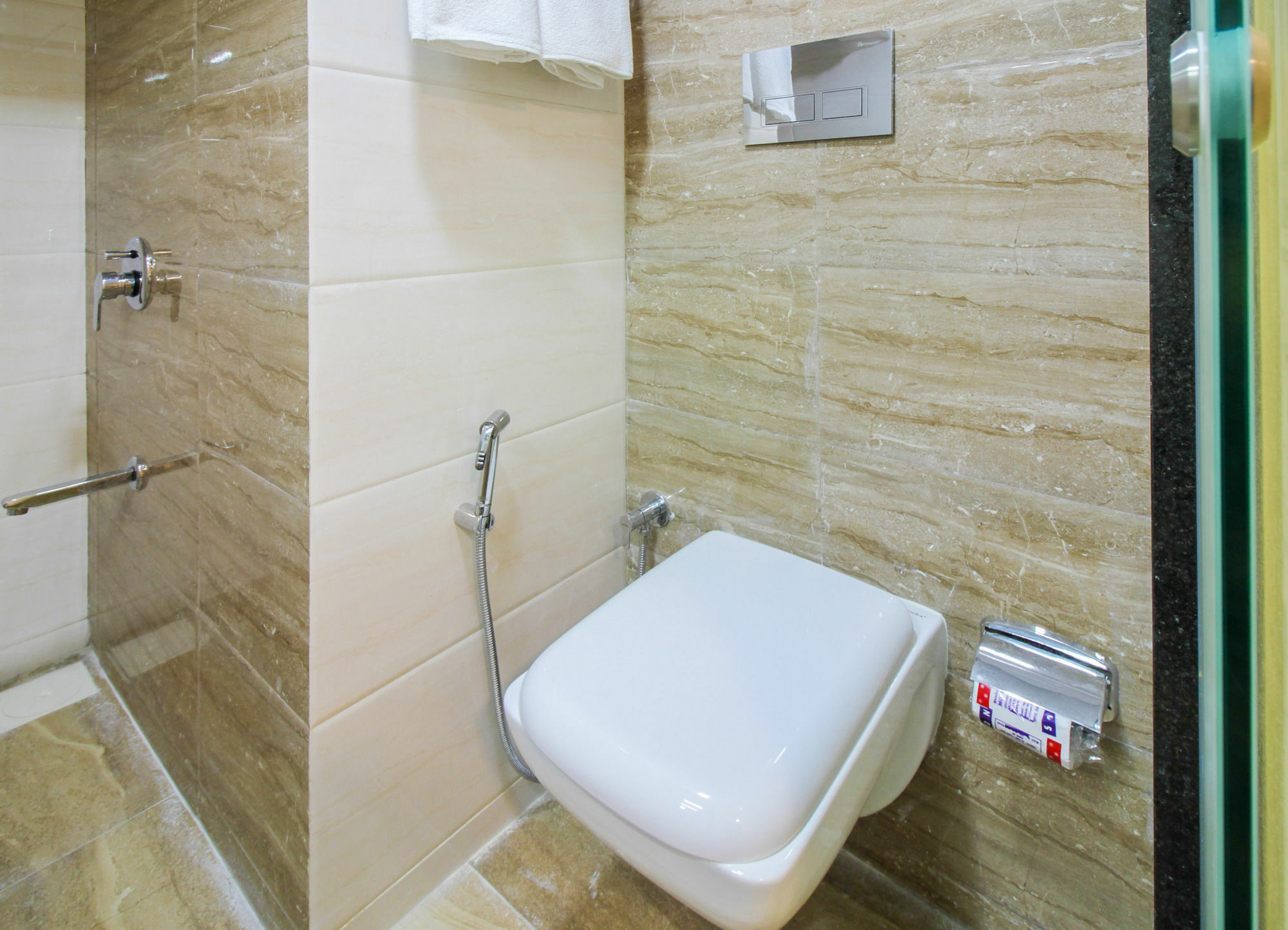 Fabhotel Plus Embassy Park Bombay Esterno foto
