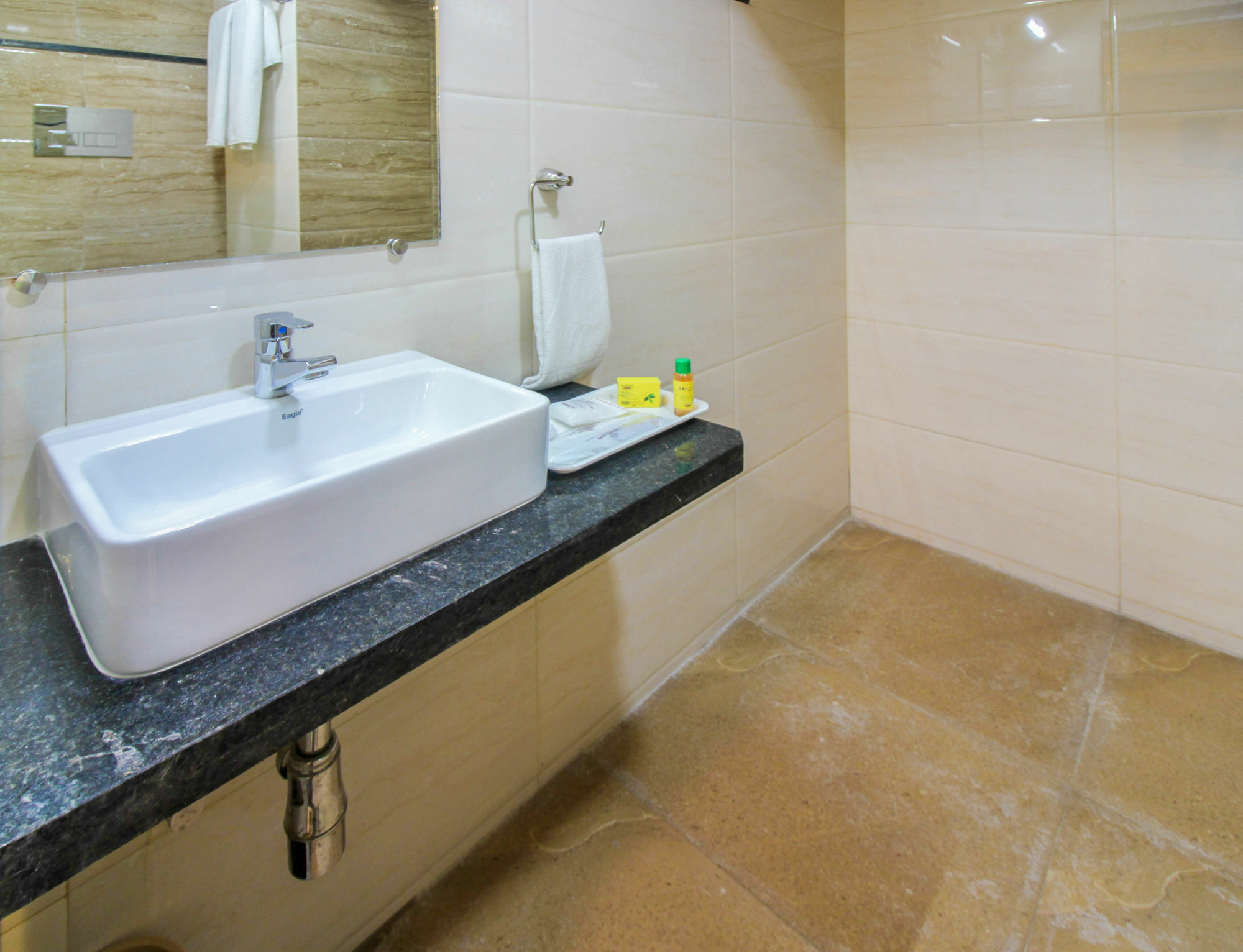 Fabhotel Plus Embassy Park Bombay Esterno foto